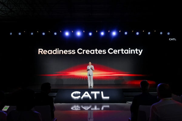 CATL and CALB executives signing China BESS industry payment standards initiative at CNESA forum